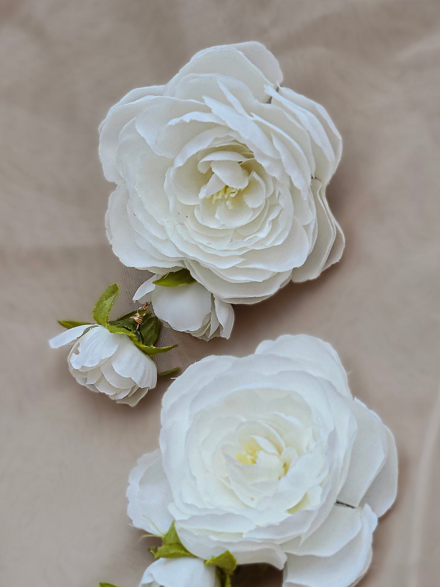 Pantallas florales blancas en forma de rosa para mujer elegante