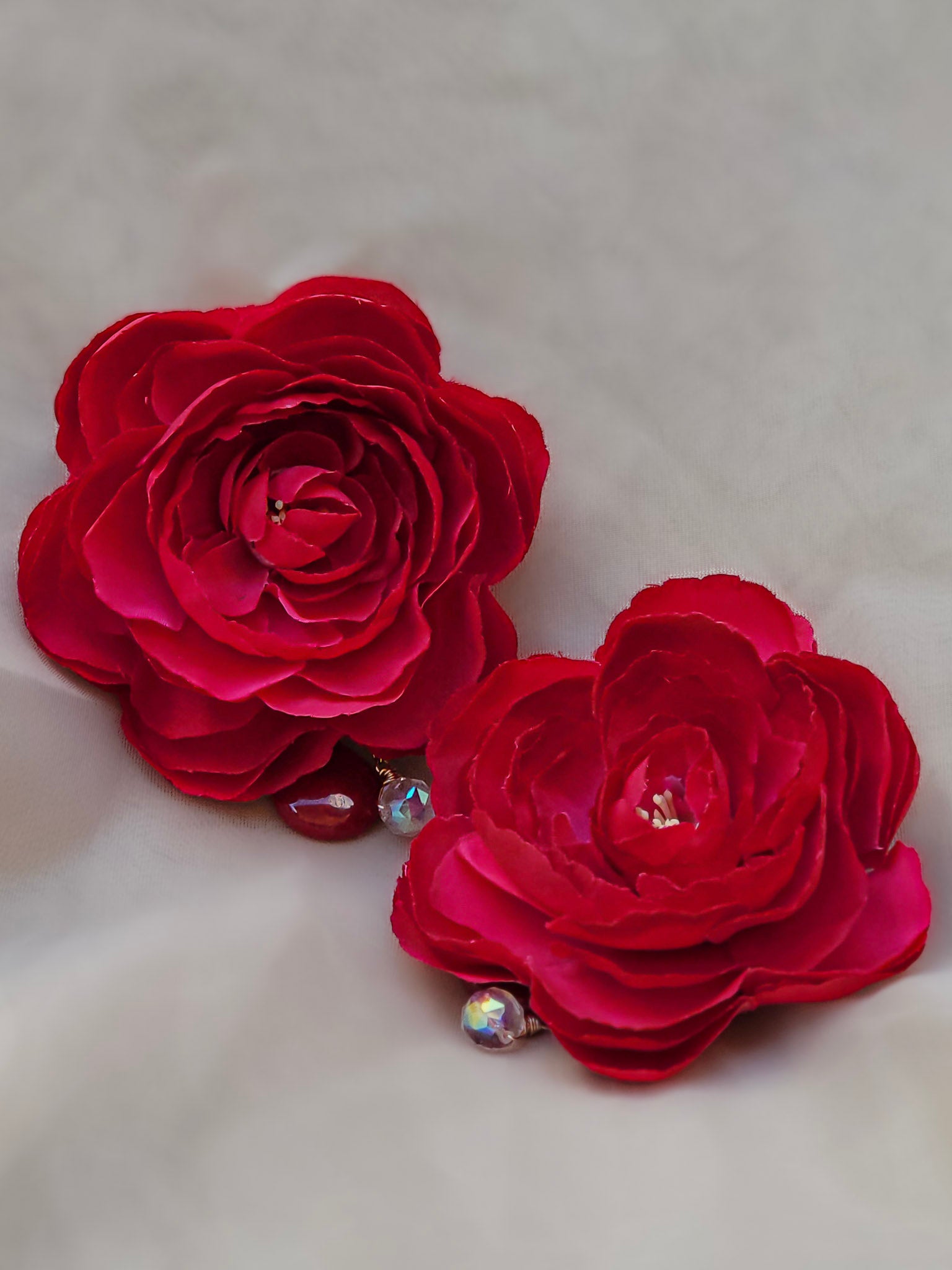 "Pantallas florales rojas hechas a mano con cristales tornasol – Trish T CoCo edición limitada"