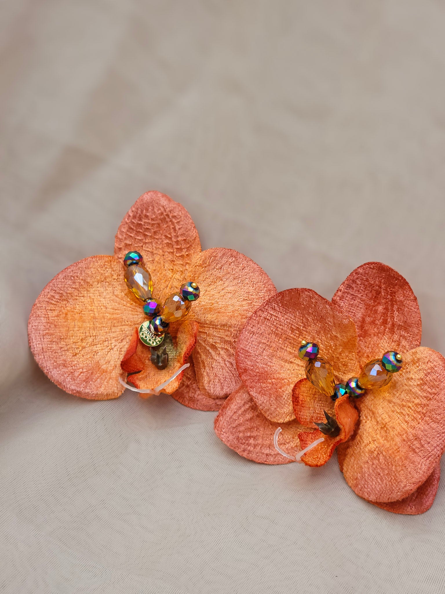 “Pantallas statement con cristales y diseño floral tridimensional en tono dorado sunset – Trish T CoCo”