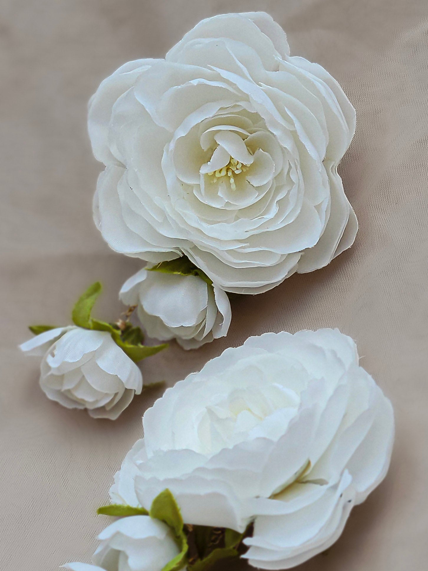 Pendientes románticos blancos en tela para eventos editoriales