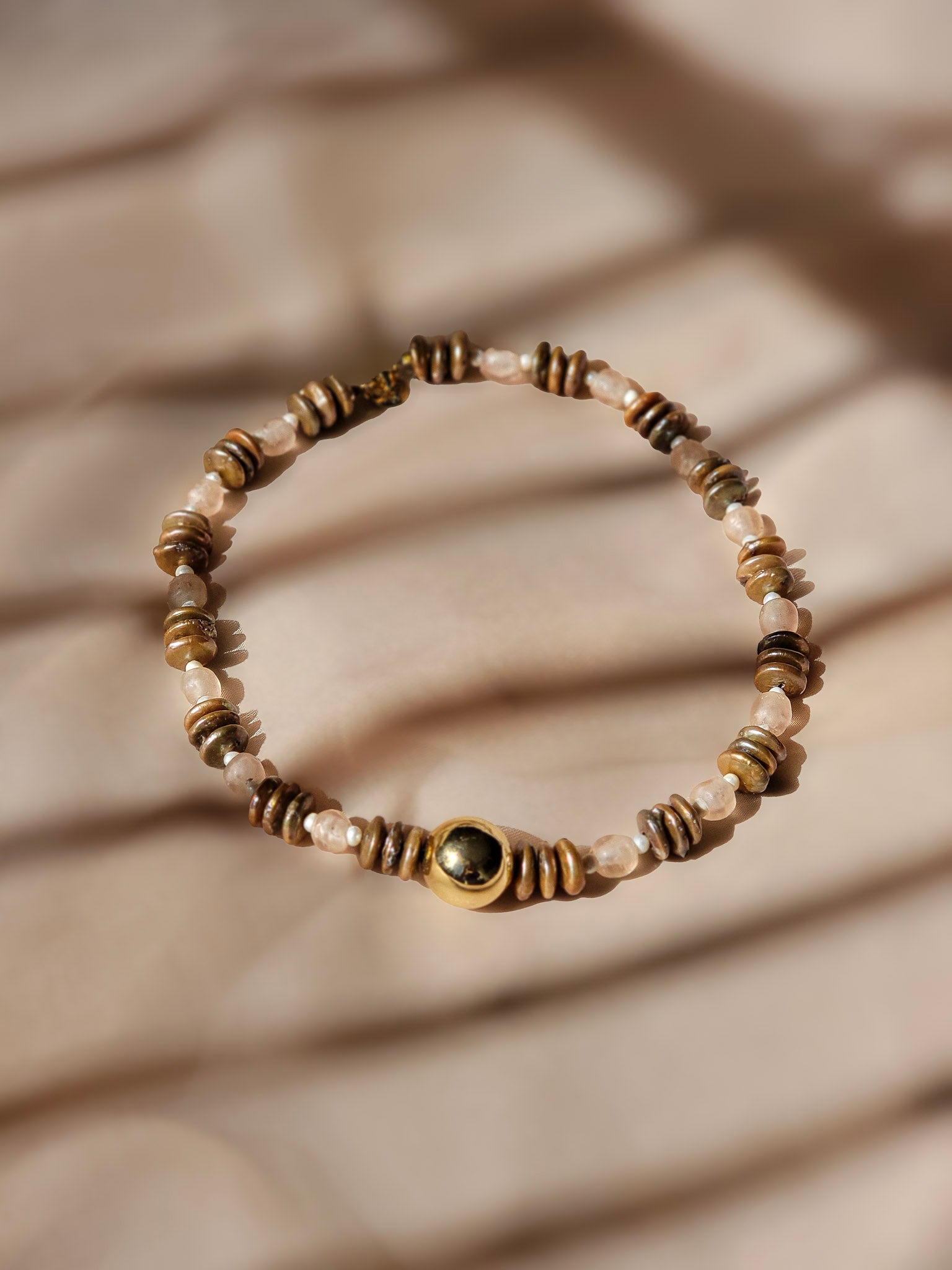 Vista del collar de perlas y cristales con diseño caribeño exclusivo – Trish T CoCo