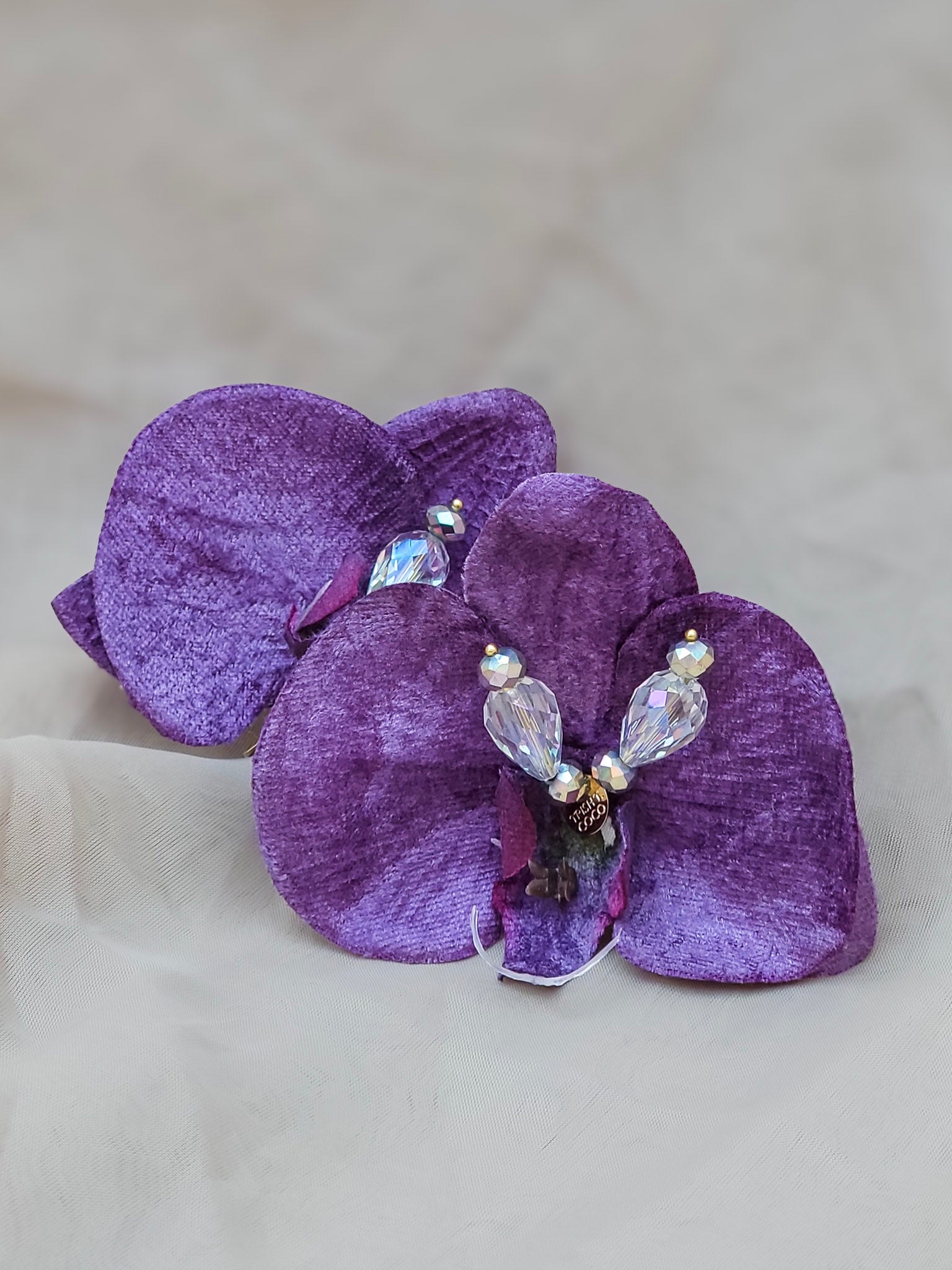 Vista frontal de pantallas de orquídea con diseño tridimensional y brillo