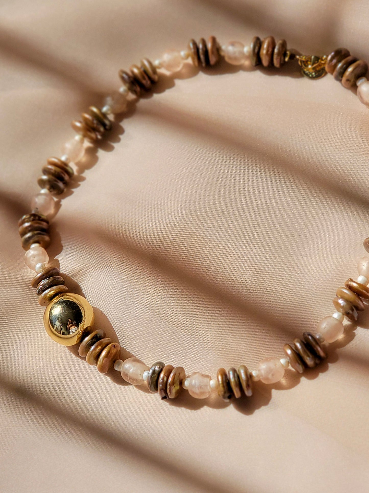 Vista lateral del collar de perlas y cristales con diseño caribeño exclusivo – Trish T CoCo