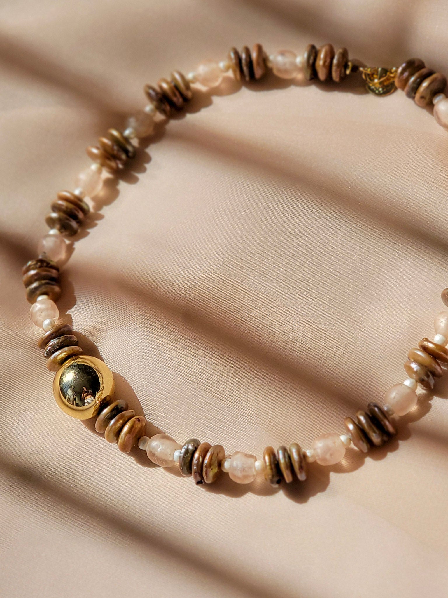 Vista lateral del collar de perlas y cristales con diseño caribeño exclusivo – Trish T CoCo