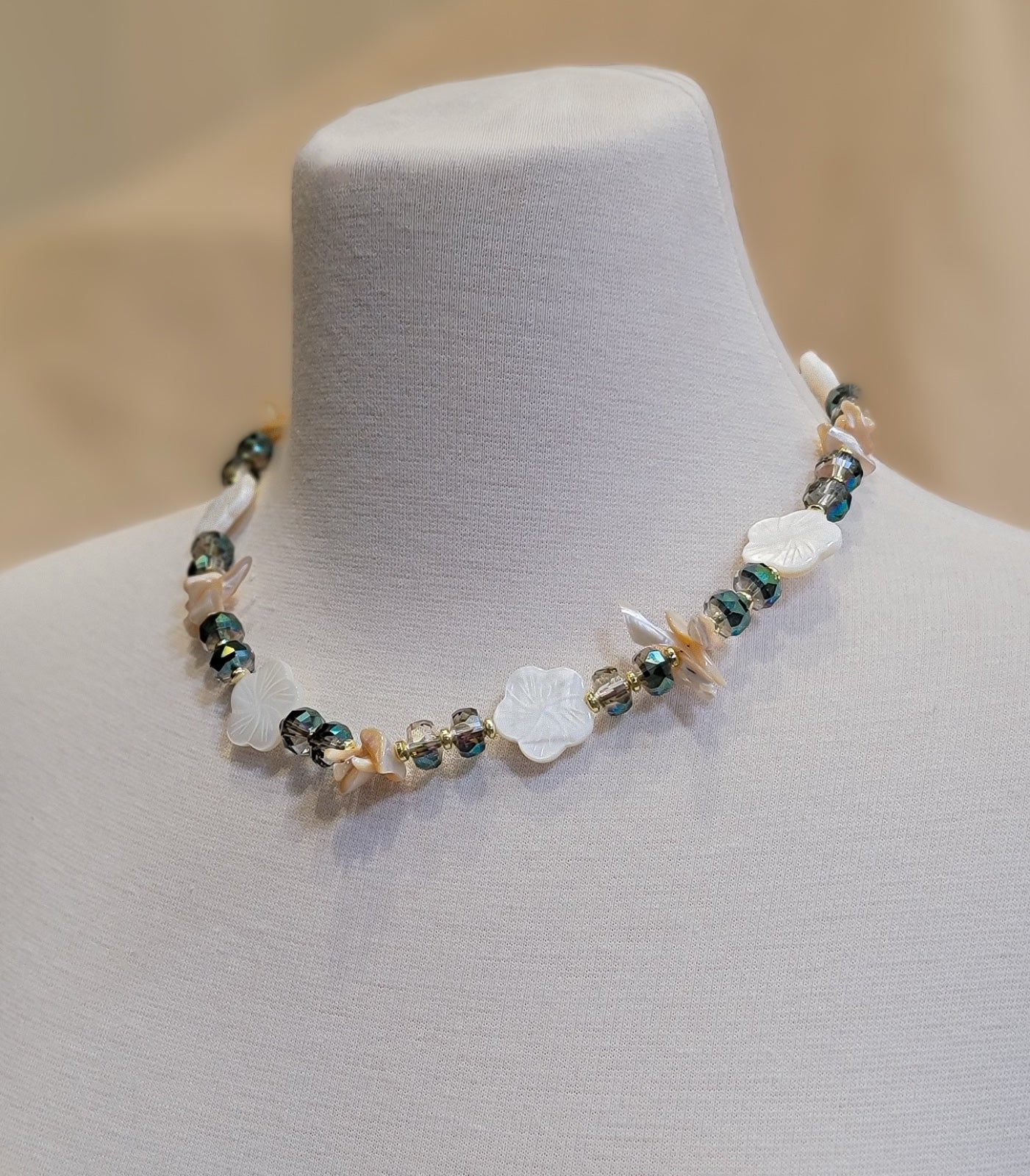 Crystal Garden – Choker con Flores de Nácar y Cristales Austríacos