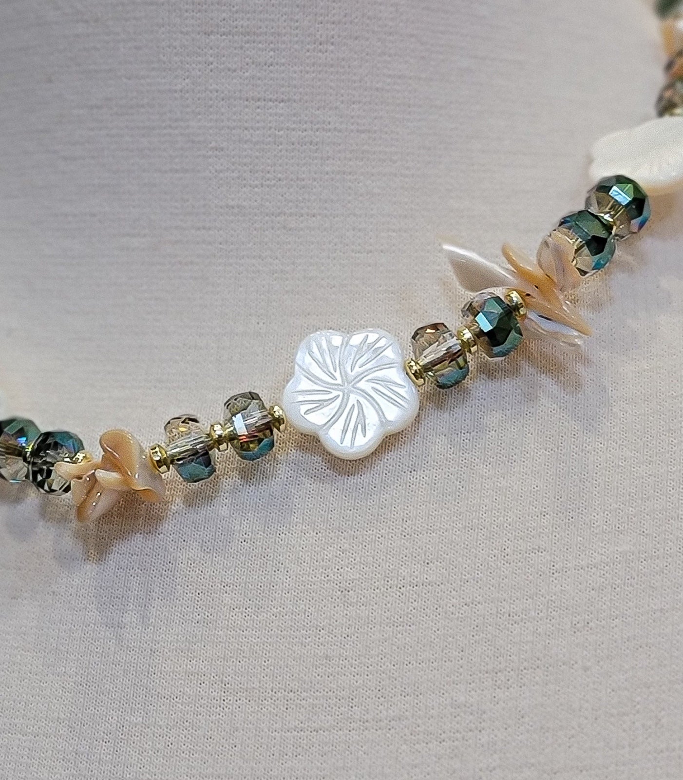Crystal Garden – Choker con Flores de Nácar y Cristales Austríacos