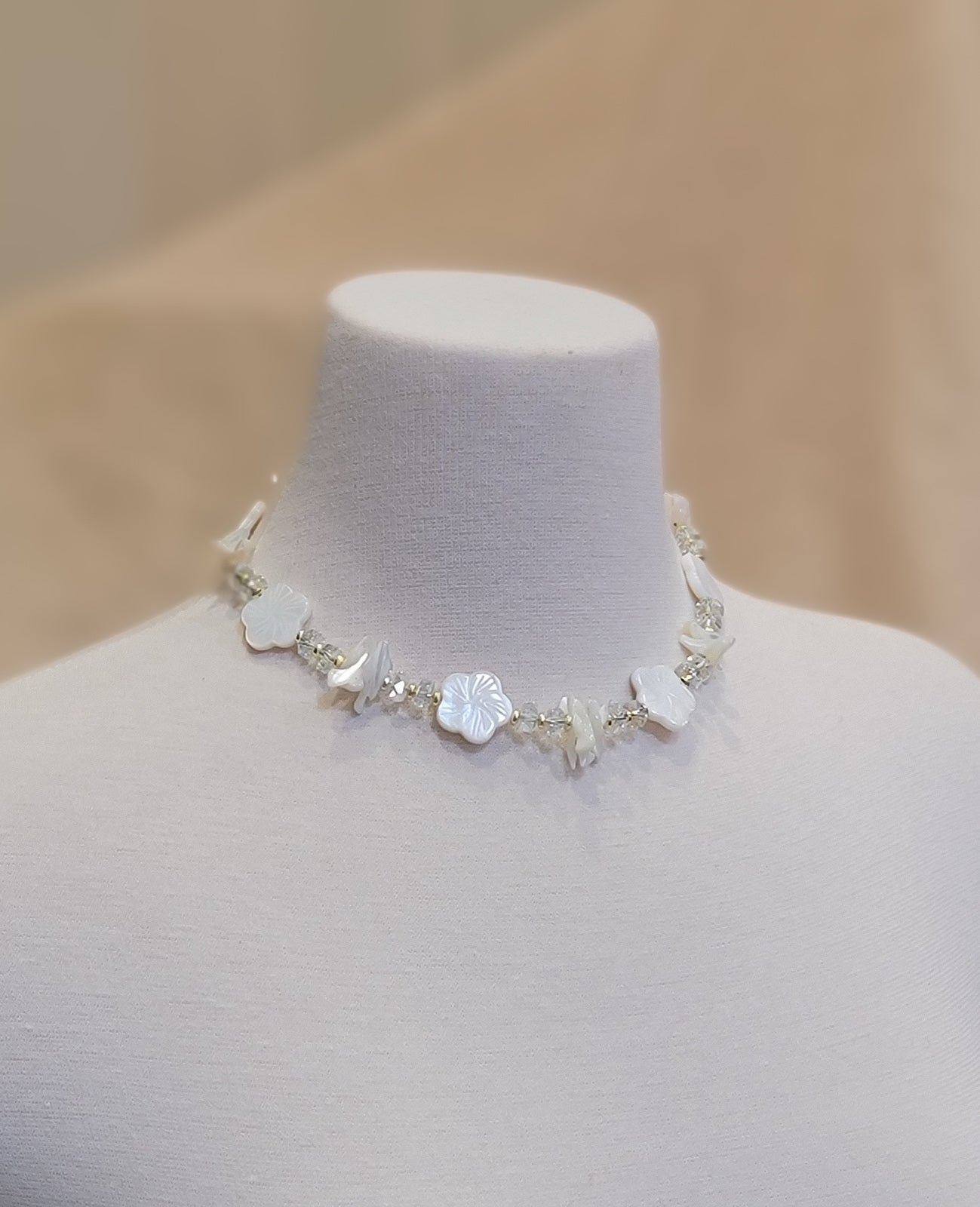 Pearl Blossom – Choker Floral en Nácar y Cristales