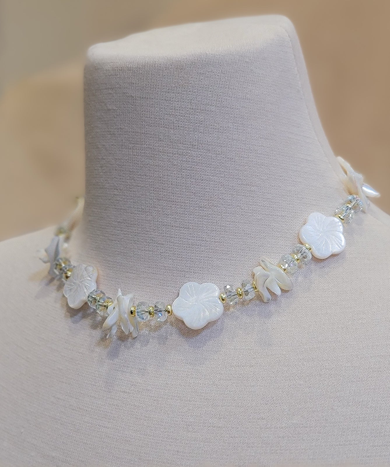 Pearl Blossom – Choker Floral en Nácar y Cristales