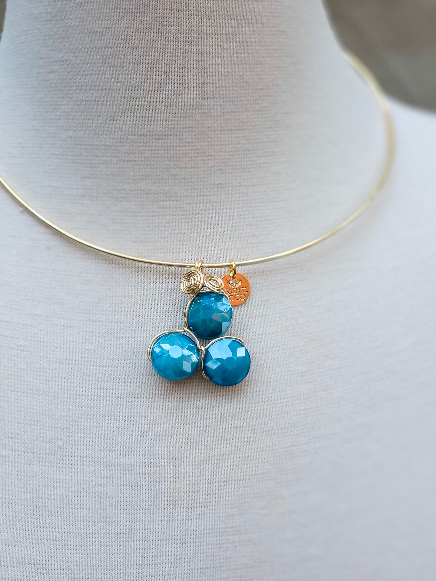 gargantilla dorada + cristales azules facetados – Trish T CoCo