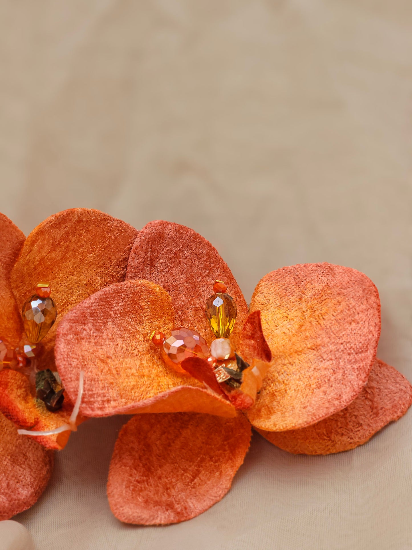 aretes esculturales ligeros con forma de orquídea – Trish T CoCo