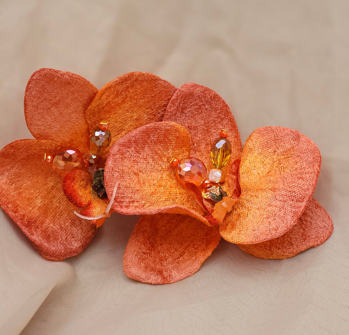 pantallas de orquideas florales con pedrería brillante hechas en PR – Trish T CoCo