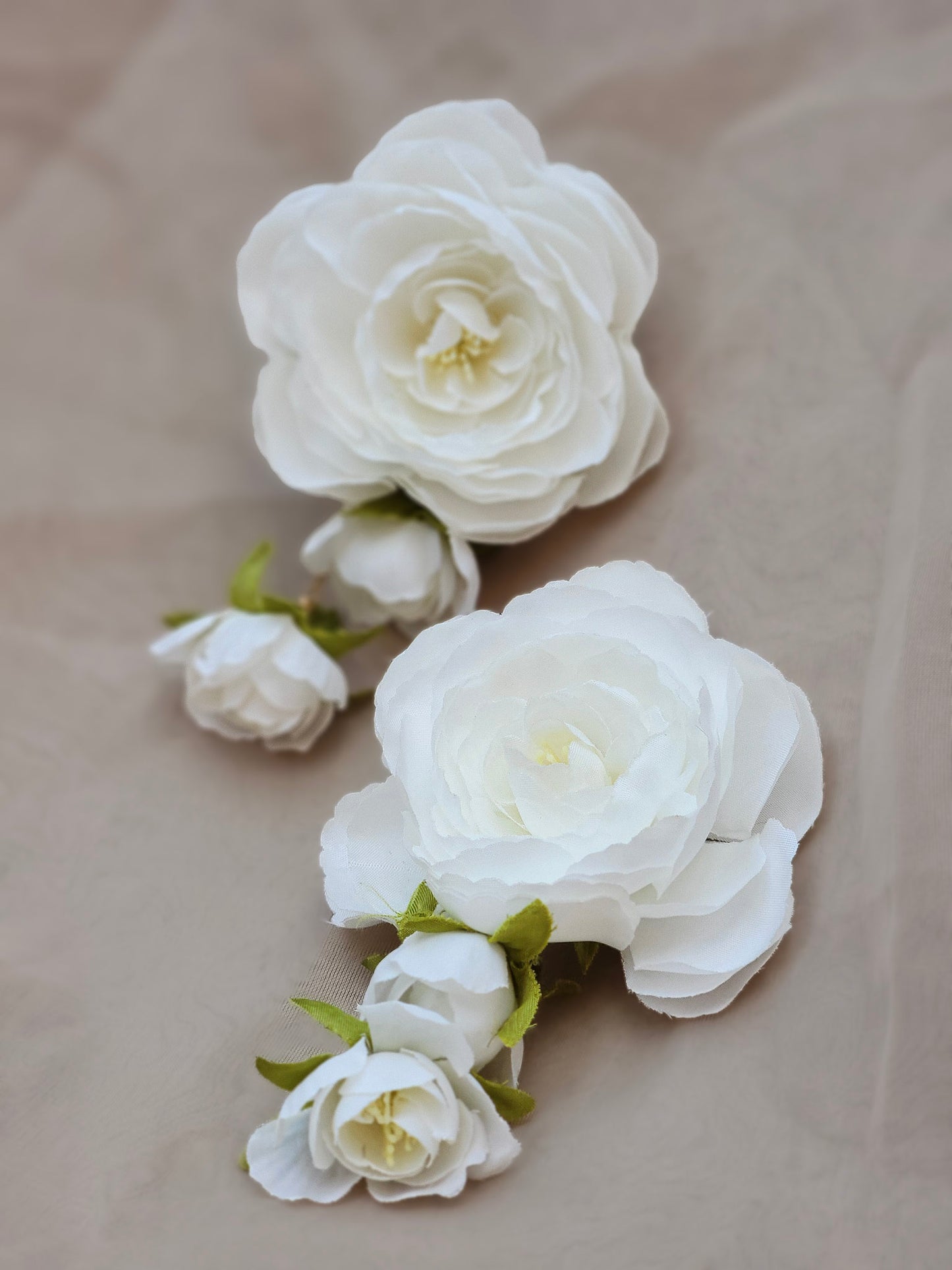 Accesorios florales statement blancos para novia o brunch de lujo