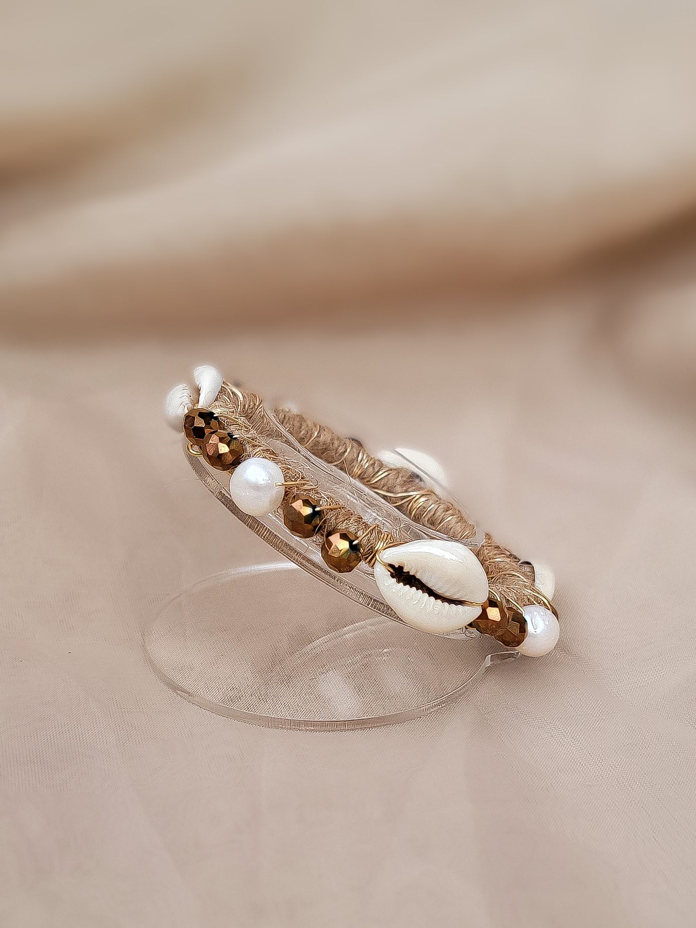 Isla Dorada – Bangle Artesanal con Soga, Perlas y Caracoles