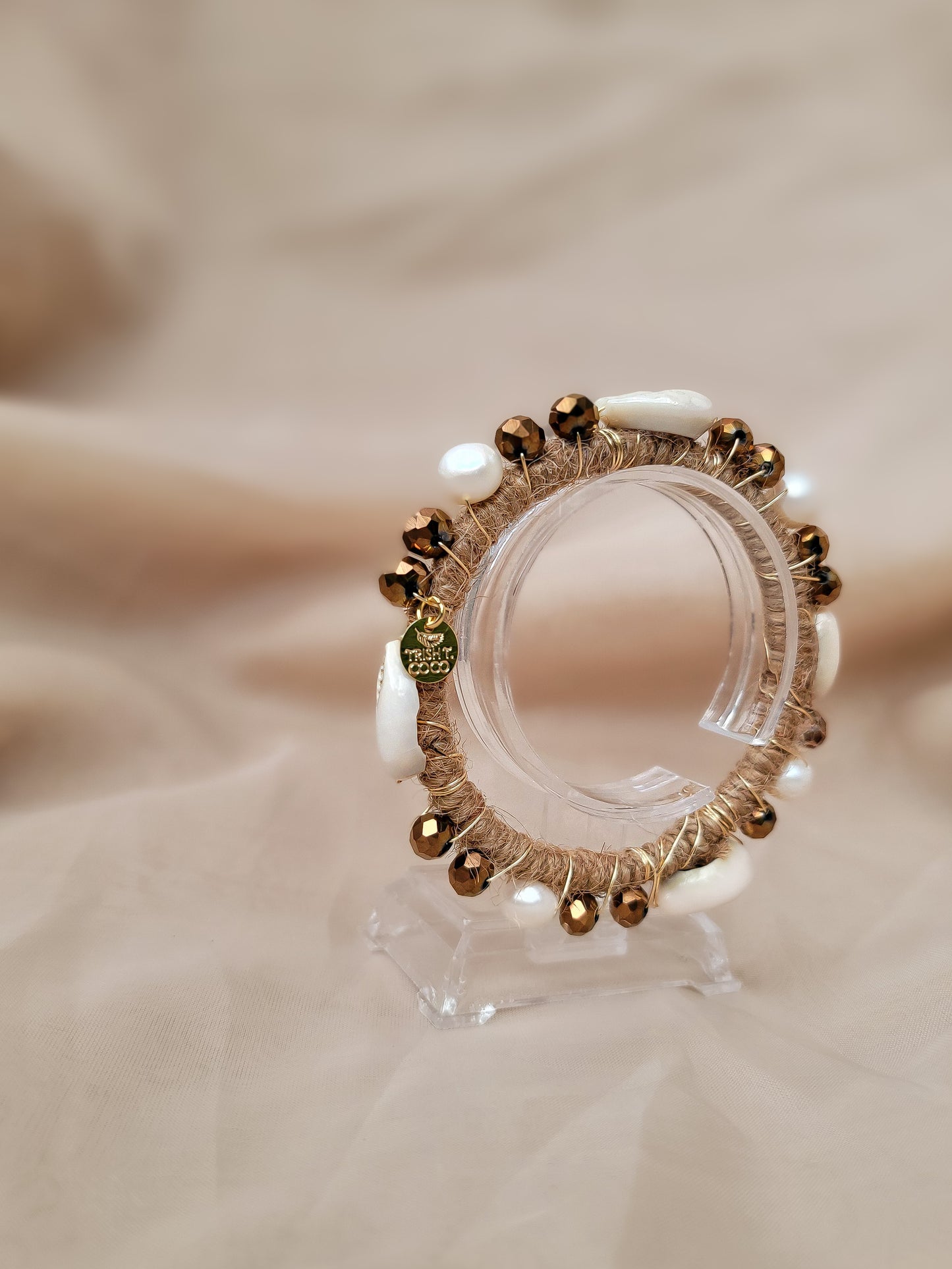 Isla Dorada – Bangle Artesanal con Soga, Perlas y Caracoles