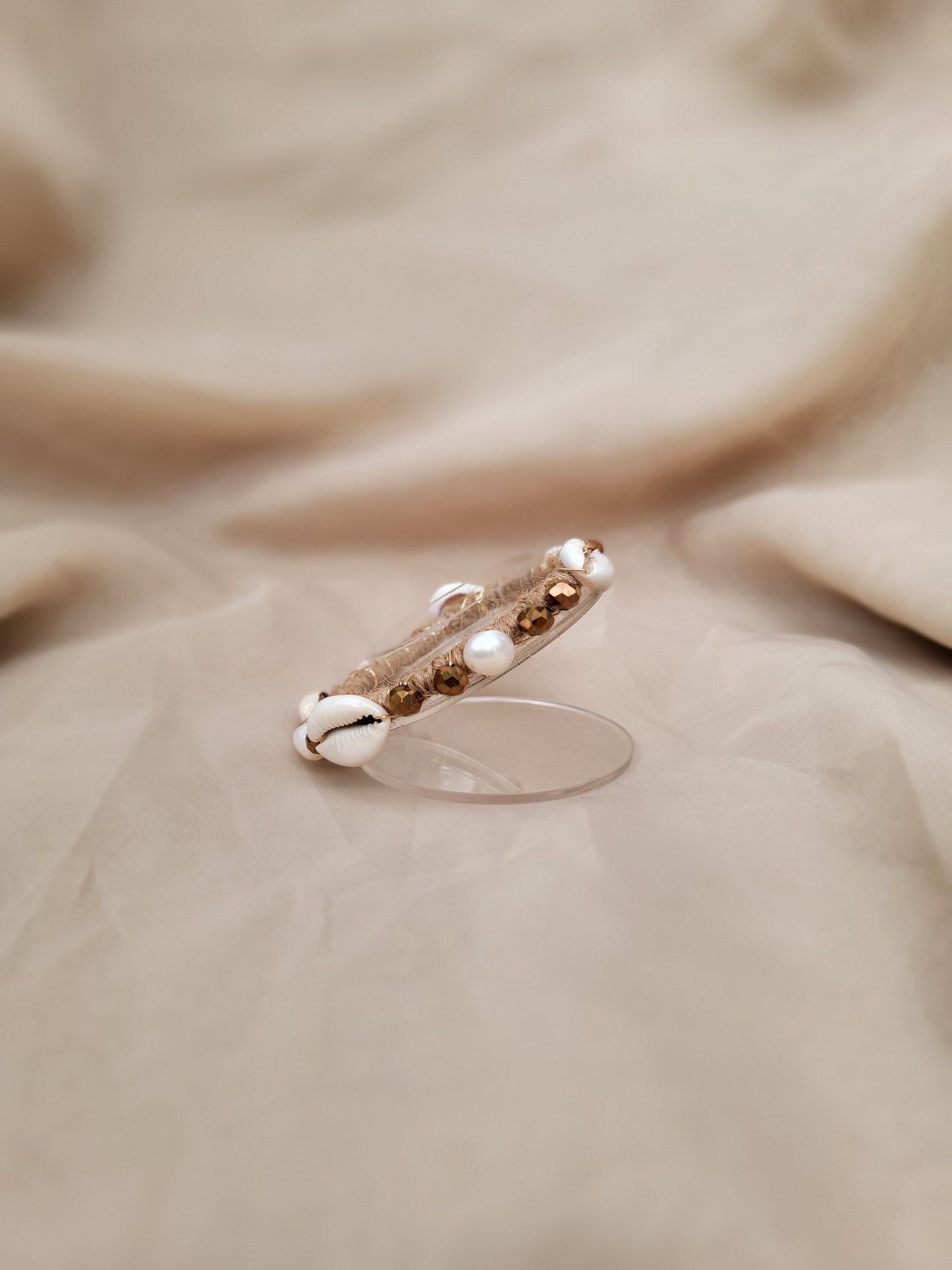 Isla Dorada – Bangle Artesanal con Soga, Perlas y Caracoles