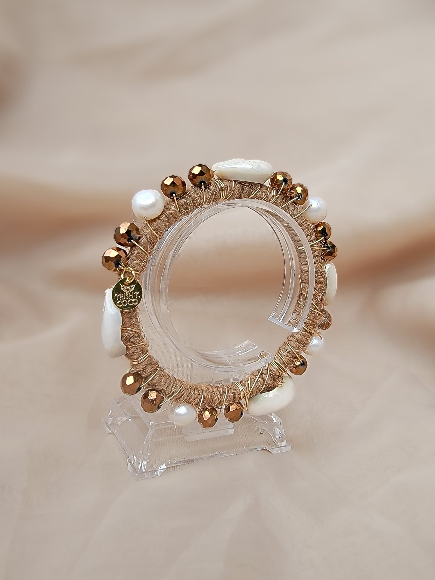 Isla Dorada – Bangle Artesanal con Soga, Perlas y Caracoles