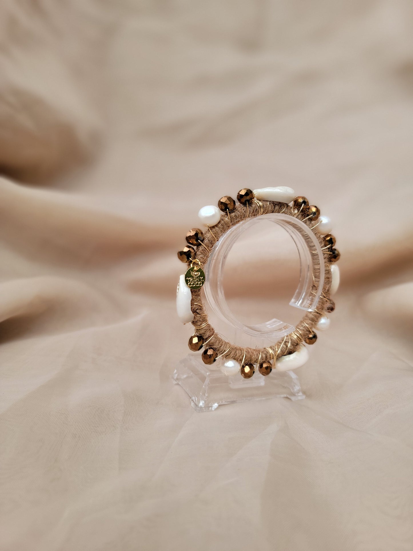 Isla Dorada – Bangle Artesanal con Soga, Perlas y Caracoles