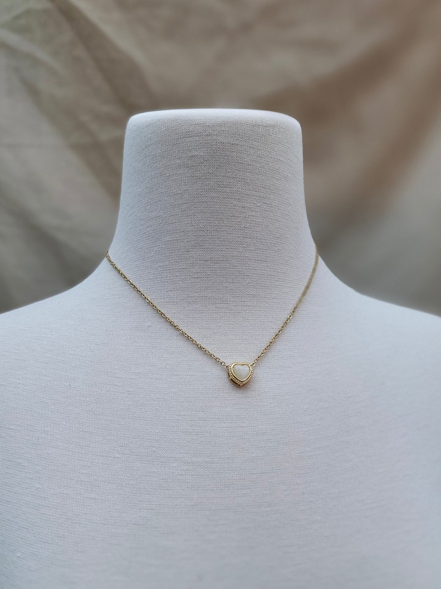 Collar con dije de nácar blanco en forma de corazón – Trish T CoCo