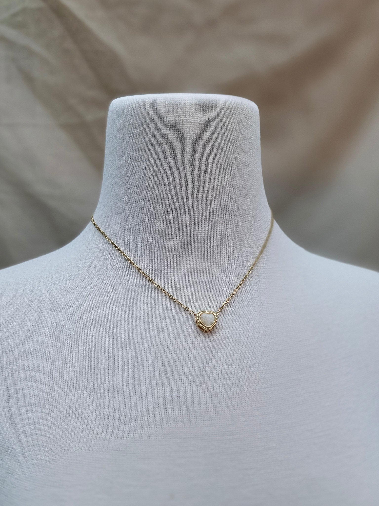 Collar con dije de nácar blanco en forma de corazón – Trish T CoCo