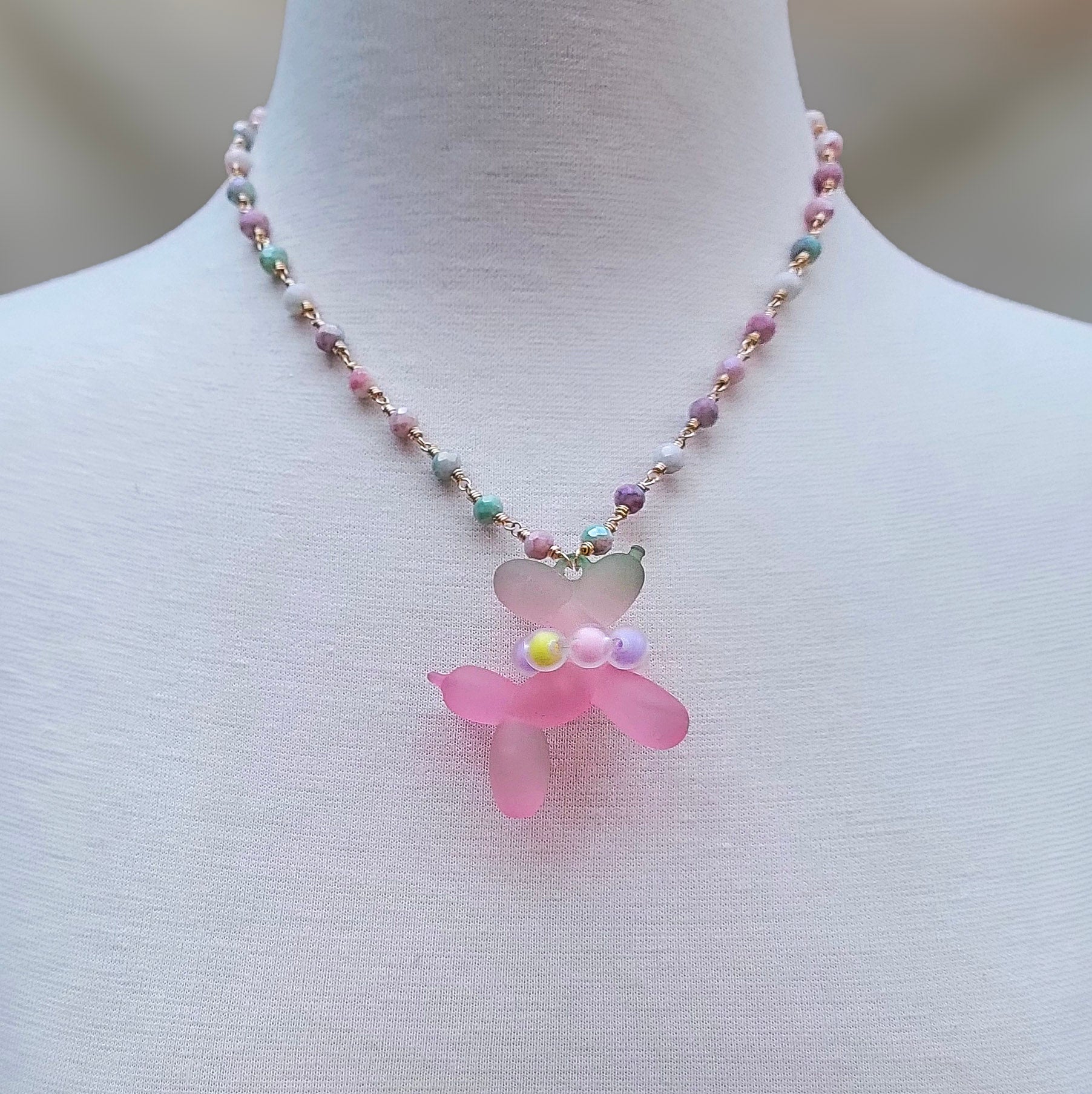 Joya escultural con dije de perro en forma de globo rosa y perlas – collar artesanal PR