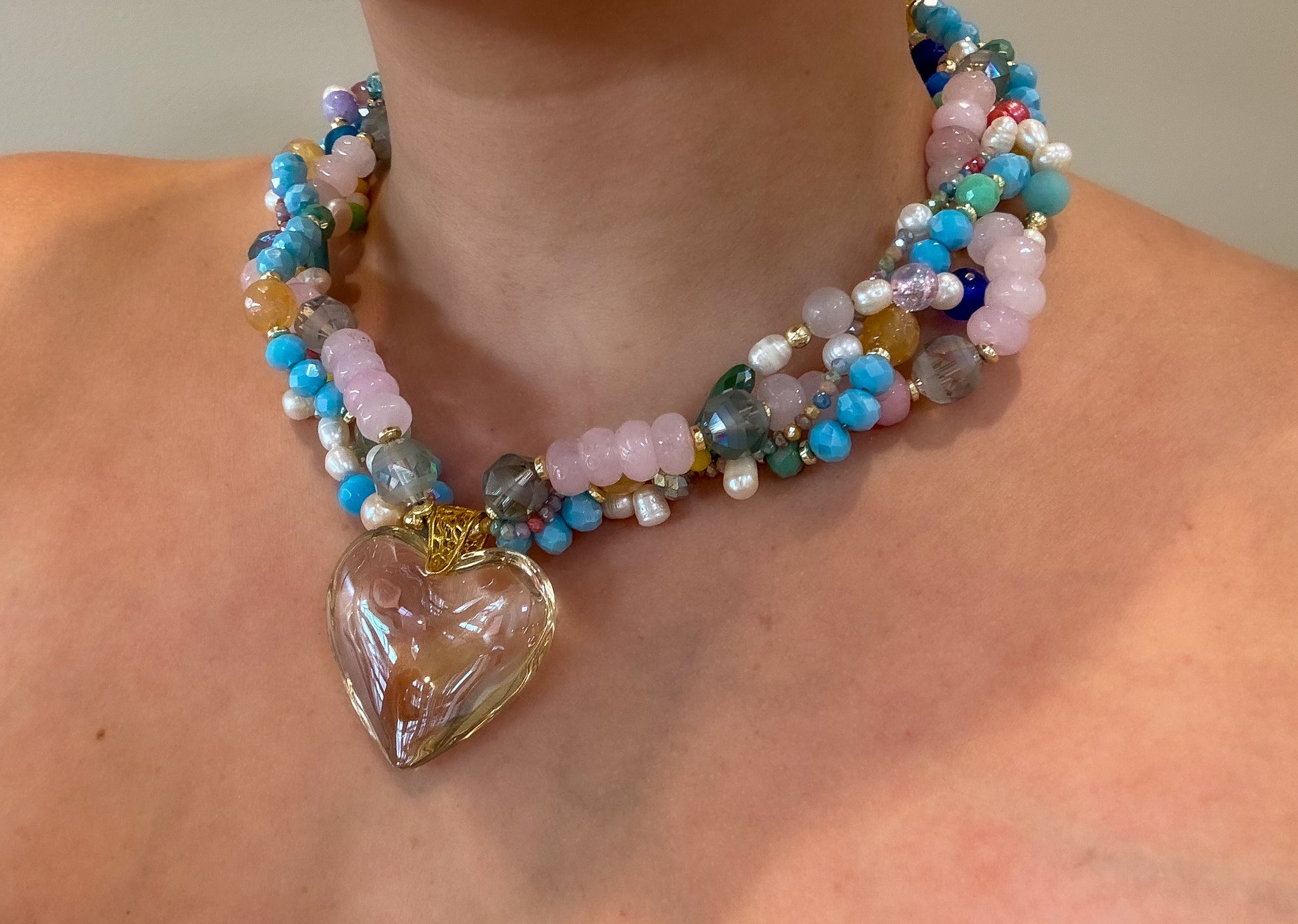 Detalle de piedras y perlas multicolor en collar artesanal hecho a mano