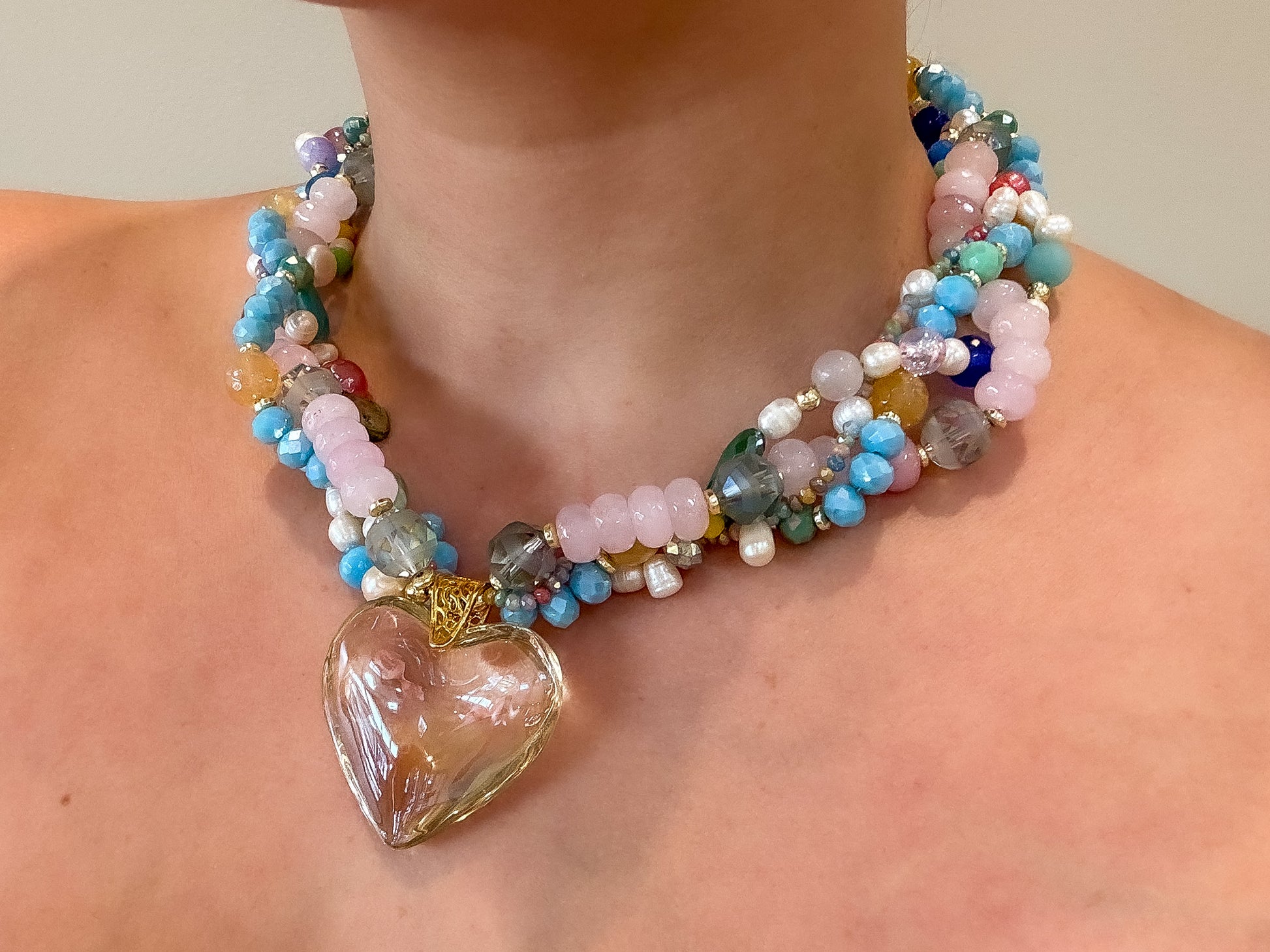 Detalle de piedras y perlas multicolor en collar artesanal hecho a mano