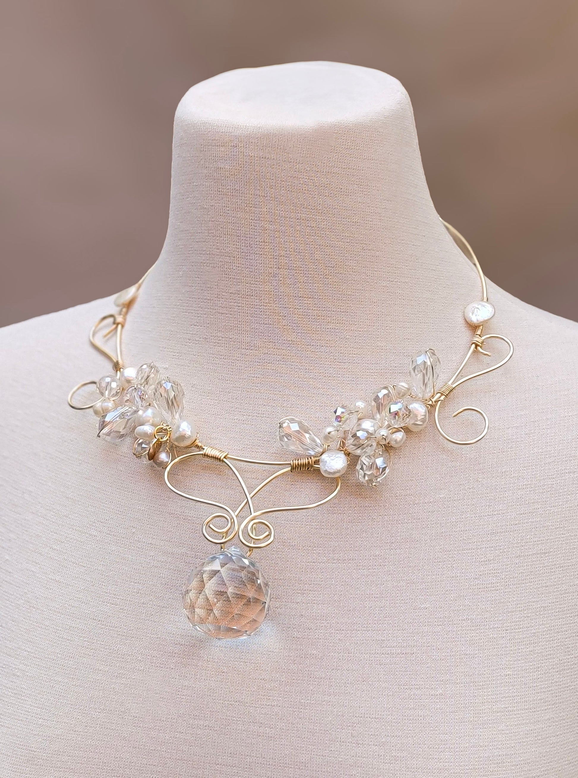 Joyería artística en alambre dorado con diseño floral y dije de cristal – Trish T CoCo
