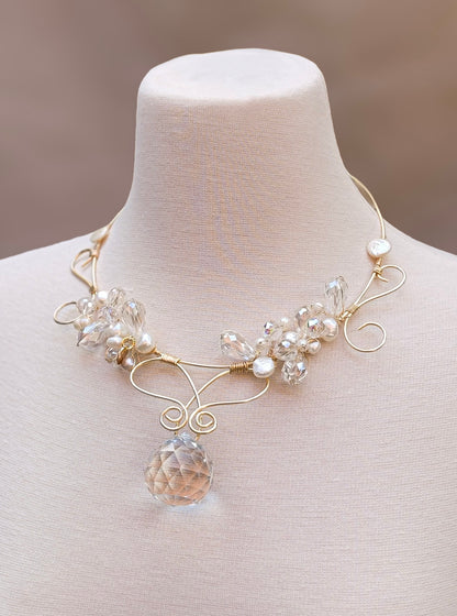 Joyería artística en alambre dorado con diseño floral y dije de cristal – Trish T CoCo
