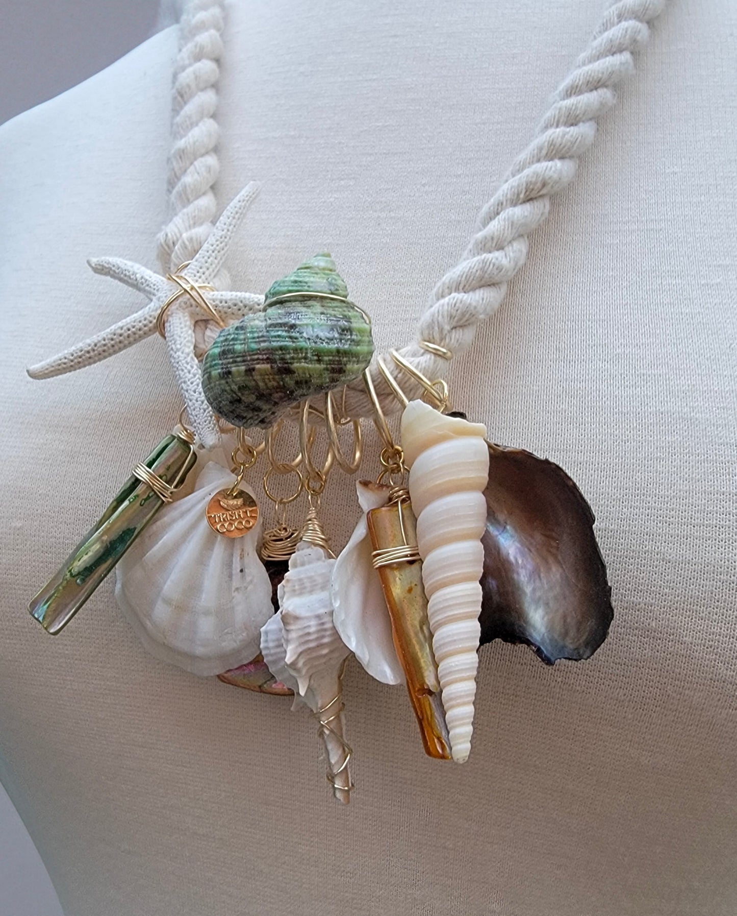 collar de impacto visual con conchas tropicales y detalles dorados – Trish T CoCo