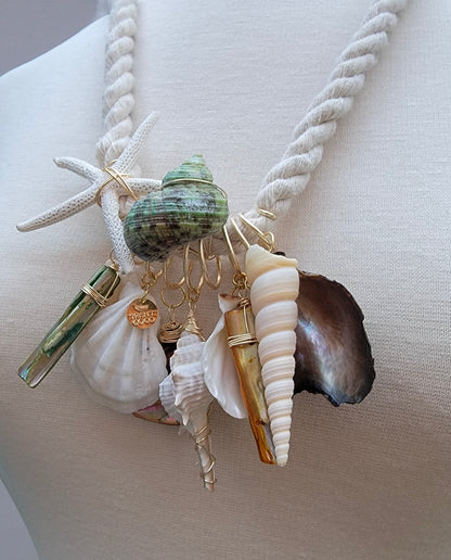 collar de impacto visual con conchas tropicales y detalles dorados – Trish T CoCo