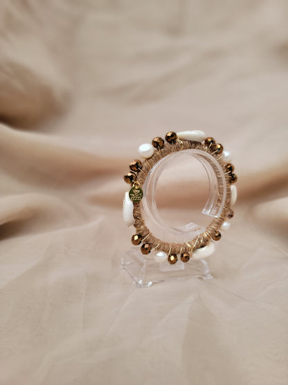 Isla Dorada – Bangle Artesanal con Soga, Perlas y Caracoles