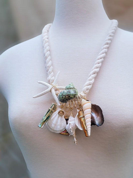 statement necklace con conchas naturales recolectadas en Puerto Rico – Trish T CoCo